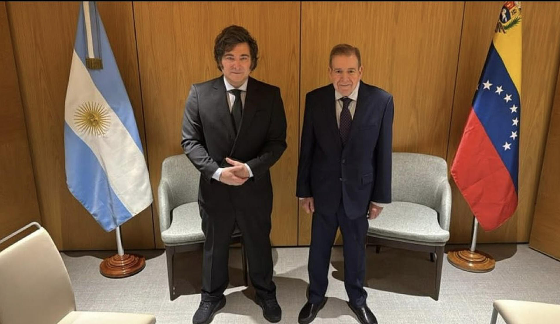 El presidente de Argentina, Javier Milei, se reunió este domingo en Madrid con el dirigente opositor venezolano Edmundo González Urrutia, en el hotel de la capital donde se aloja el presidente argentino, que se encuentra en Madrid para clausurar el Madrid Economic Forum, una reunión de economistas, empresarios y expolíticos de marcada tendencia liberal o ultraconservadora. EFE/Perfil red social Instagram de Edmundo González Urrutia -SOLO USO EDITORIAL/SOLO DISPONIBLE PARA ILUSTRAR LA NOTICIA QUE ACOMPAÑA (CRÉDITO OBLIGATORIO)-