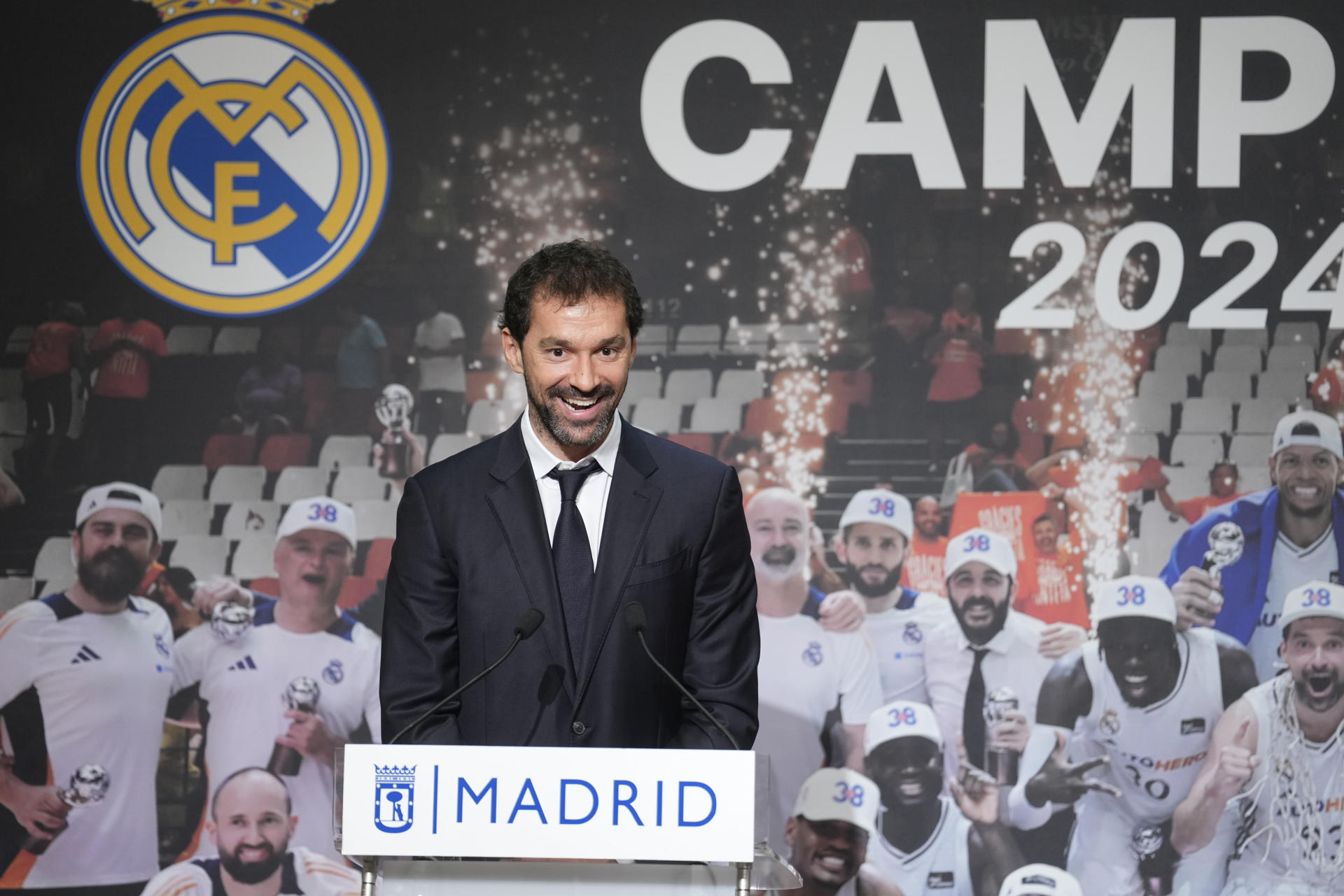 El capitán del Real Madrid de baloncesto, Sergio Llull, pronuncia un discurso durante la recepción a los jugadores, junta directiva y técnicos del club, campeón de la Liga Endesa 2024-25, este viernes en el ayuntamiento de Madrid. EFE/ Borja Sánchez-Trillo
