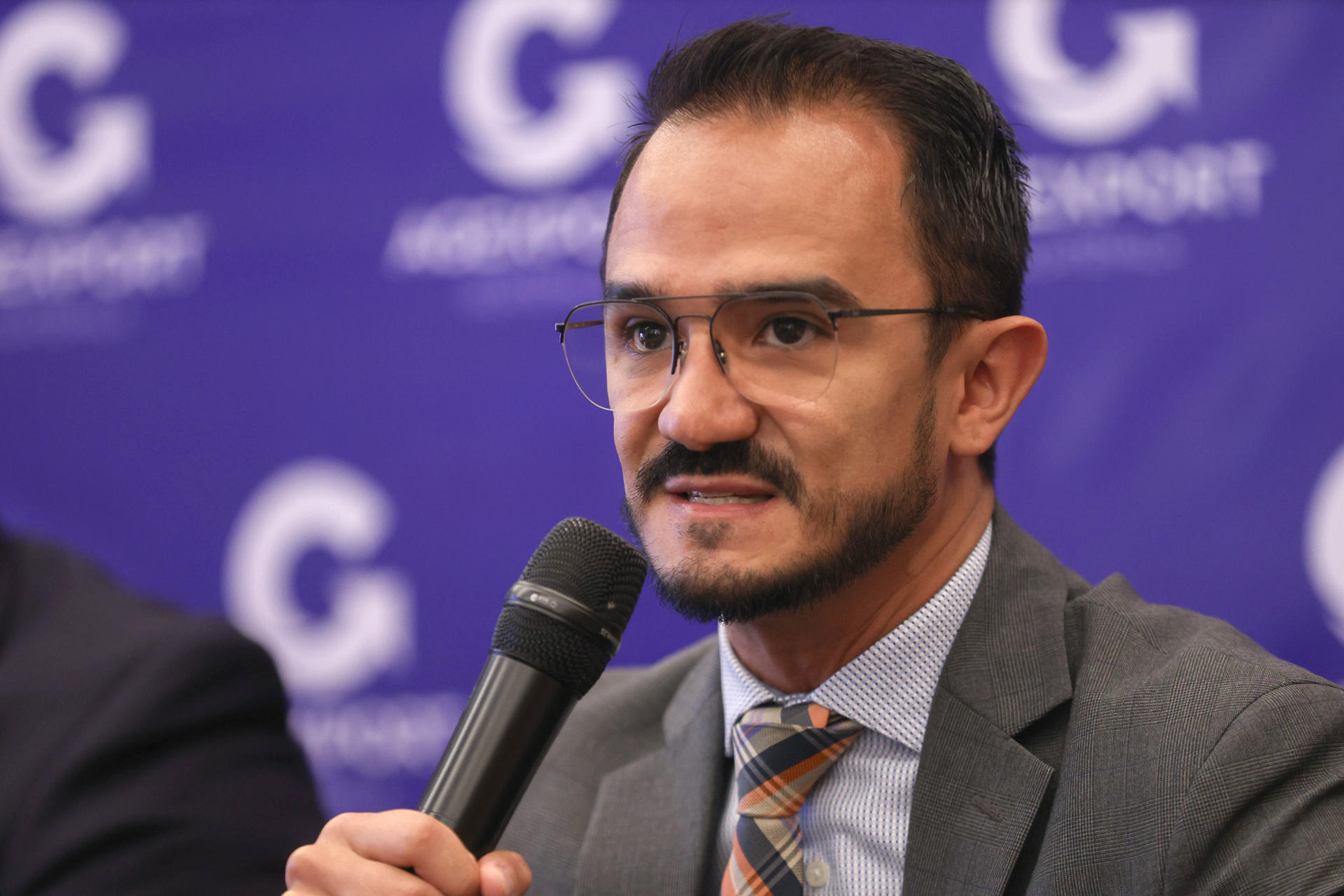 El presidente de la Empresa Portuaria Nacional, José de la Peña Aguilar, habla durante una rueda de prensa este jueves, en Ciudad de Guatemala (Guatemala). EFE/Mariano Macz
