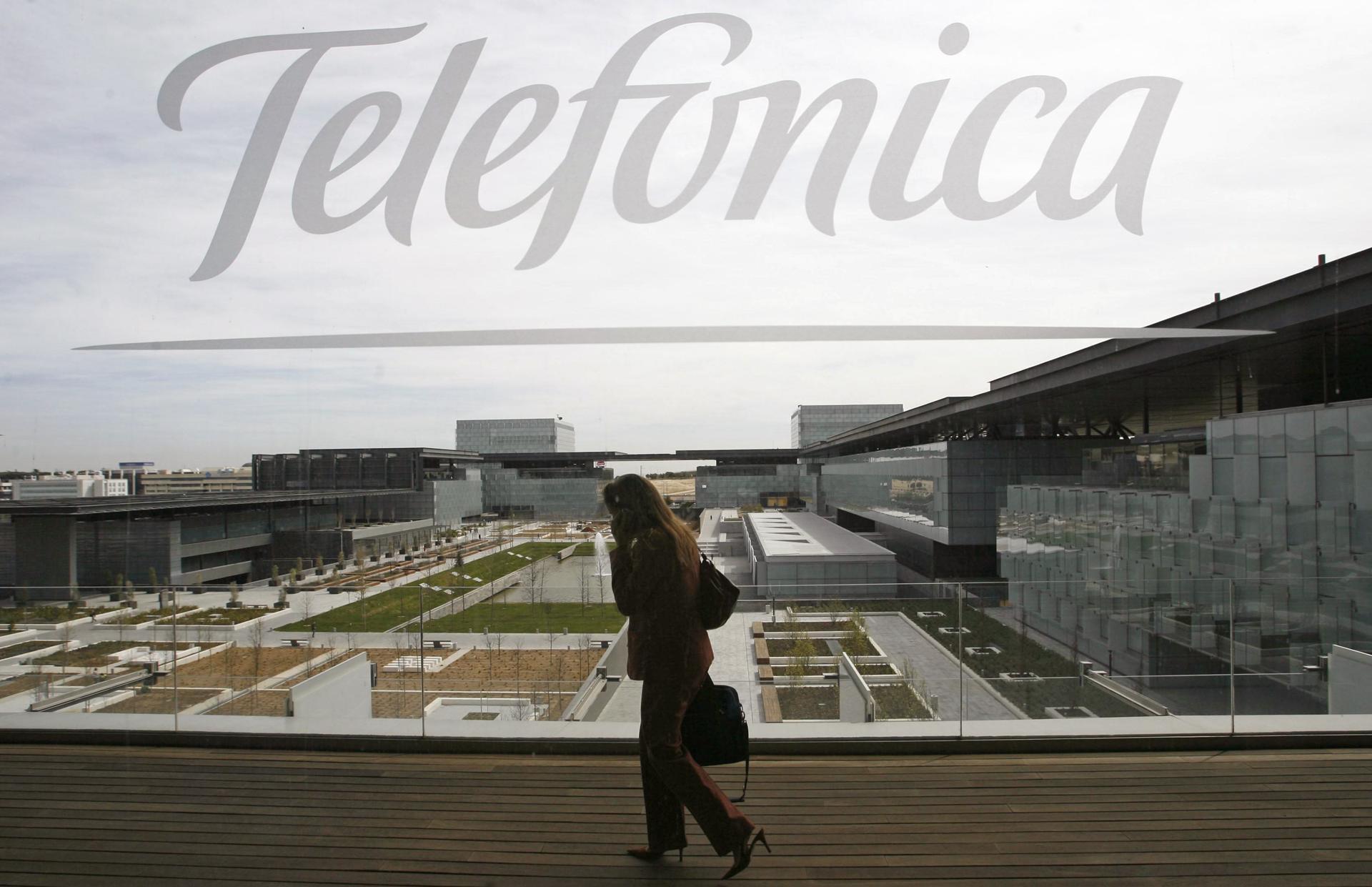 Fotografía de archivo fechada el 28 de marzo de 2008 de una persona caminando frente al edificio de la sede de Telefónica, conocida como el Distrito C de Telefónica, situado en el PAU de Las Tablas en Madrid (España). EFE/Juan Carlos Hidalgo