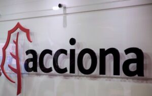 El juez requirió a Acciona a entregar, "en el acto y en presencia de la fuerza actuante", los expedientes de adjudicación de cinco obras públicas, y copia del correo del que fuera director del Departamento de Navarra en la empresa, al que se relaciona con Koldo García y, por extensión, con el exsecretario de Organización del PSOE Santos Cerdán. EFE/FERNANDO BIZERRA