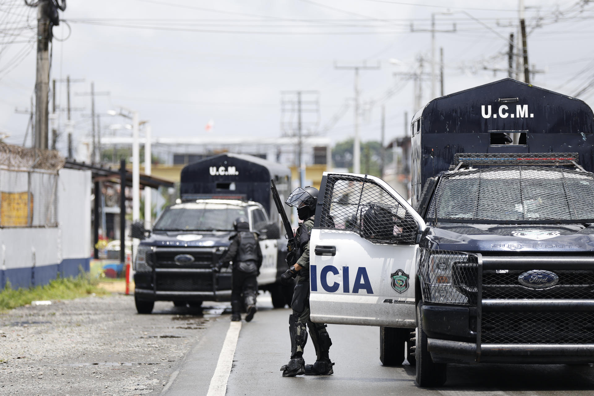 Integrantes de la Policía de Panamá fueron captados este viernes, 20 de junio, durante un operativo para recuperar la movilidad y la seguridad en la provincia de Bocas del Toro, en el Caribe Panameño. EFE/Bienvenido Velasco
