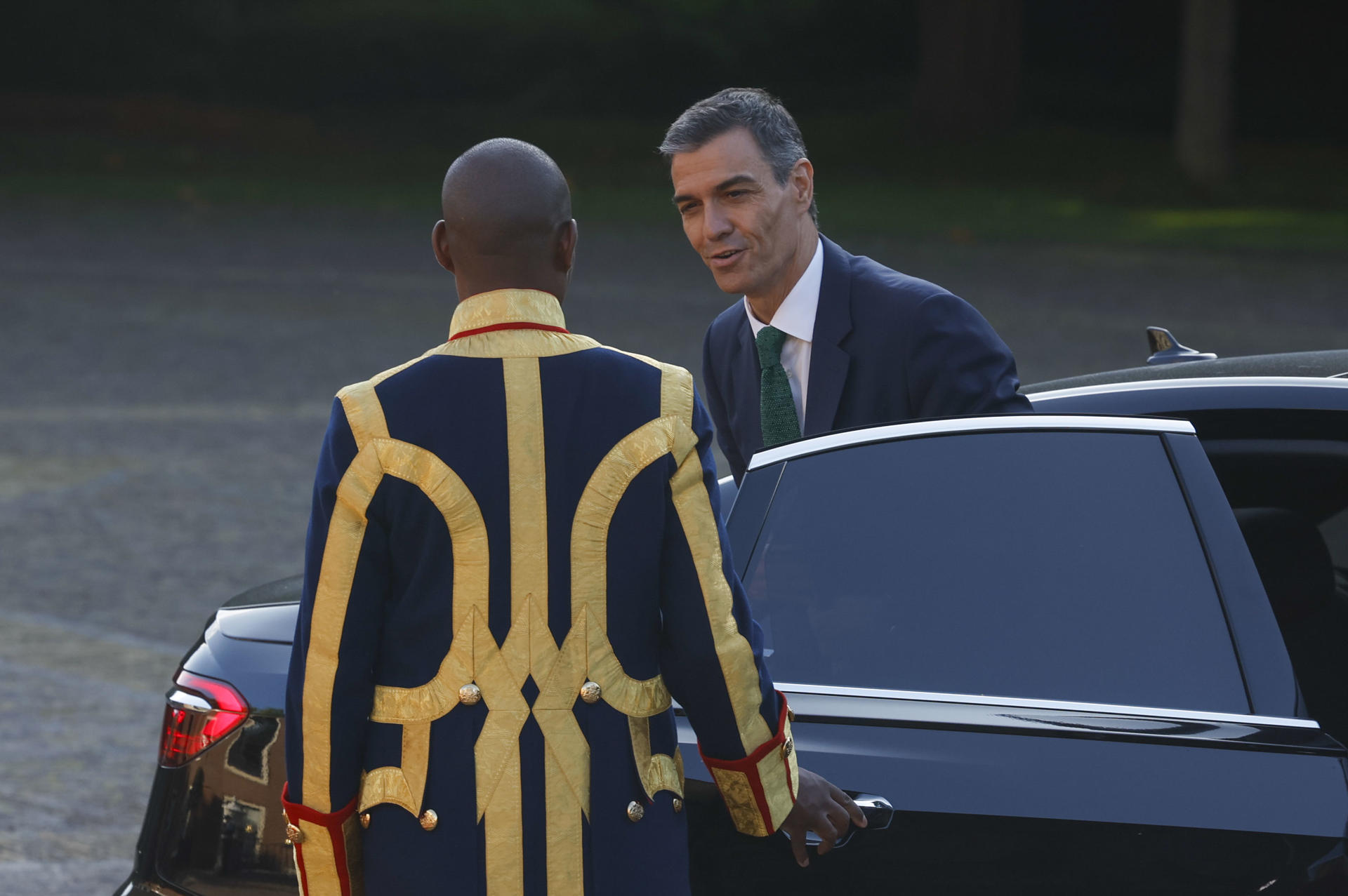 El presidente del Gobierno de España, Pedro Sánchez, a su llegada a una cena de trabajo ofrecida por los monarcas neerlandeses en el marco de la Cumbre de la OTAN, este martes en el Palacio Huis ten Bosch de La Haya. EFE/ JJ Guillén