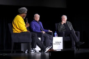 Fotografía cedida por Getty Images North America del presentador W. Kamau Bell (i), el director y guionista Martin Scorsese (c) y el actor Robert De Niro hablando durante la proyección del 30 aniversario de la película 'Casino' este jueves, durante el festival Tribeca en el Beacon Theatre en Nueva York (Estados Unidos). EFE/ Michael Loccisano / Getty Images North America