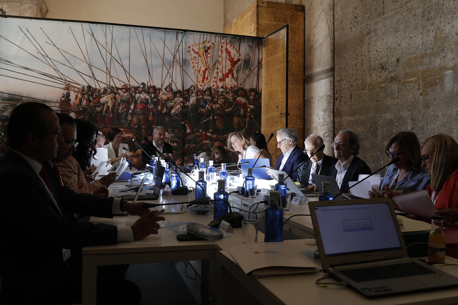 Los jurados de la 37ª edición de los Premios Rei Jaume I, entre ellos 20 premios Nobel, durante la deliberación para dar a conocer este martes los galardonados con 100.000 euros en cada una de sus siete categorías (Investigación Básica, Economía, Investigación Biomédica, Investigación Clínica y Salud Pública, Protección del Medio Ambiente, Nuevas Tecnologías y Revelación Empresarial) de entre 226 candidaturas, de las cuales las mujeres representan este año más de un tercio del total. EFE/Manuel Bruque