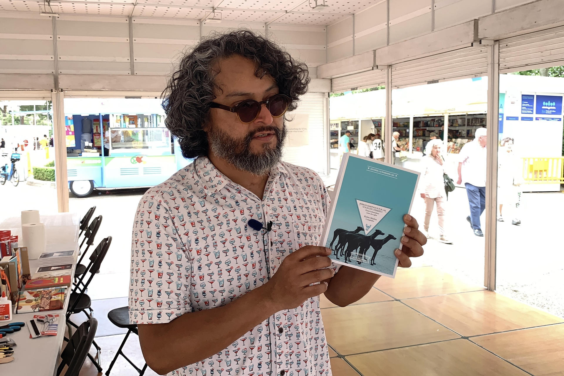El editor mexicano Iván Vergara, del sello Ultramarina Cartonera, participa en la 84 Feria del Libro de Madrid. EFE/ Marco Siviero