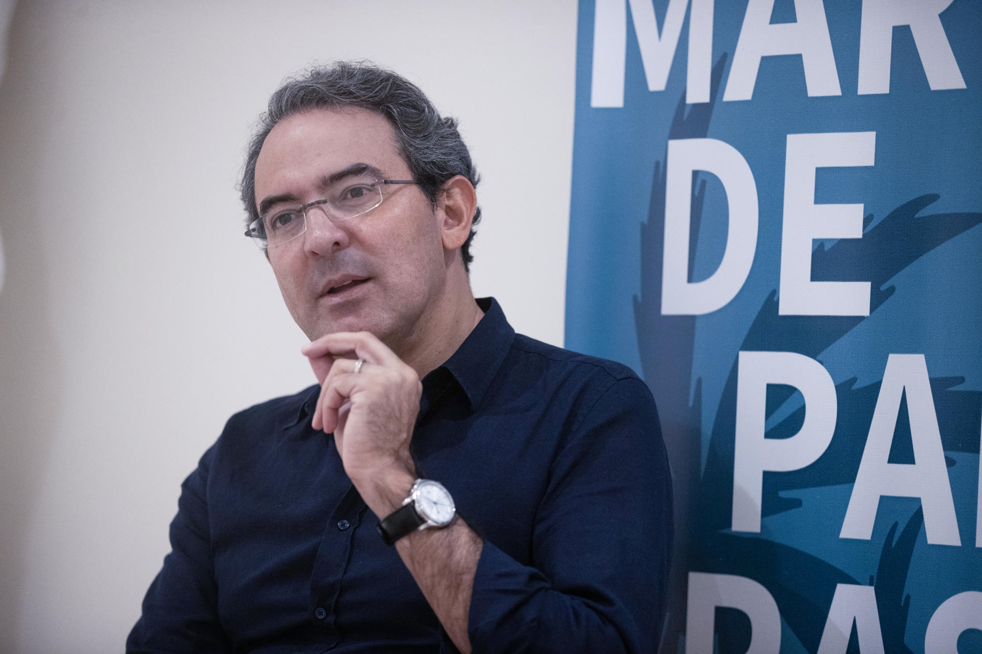 El escritor colombiano Juan Gabriel Vásquez habla en la primera edición del Festival Mar de Palabras durante una entrevista con EFE este domingo, en Santo Domingo (República Dominicana). EFE/Orlando Barría