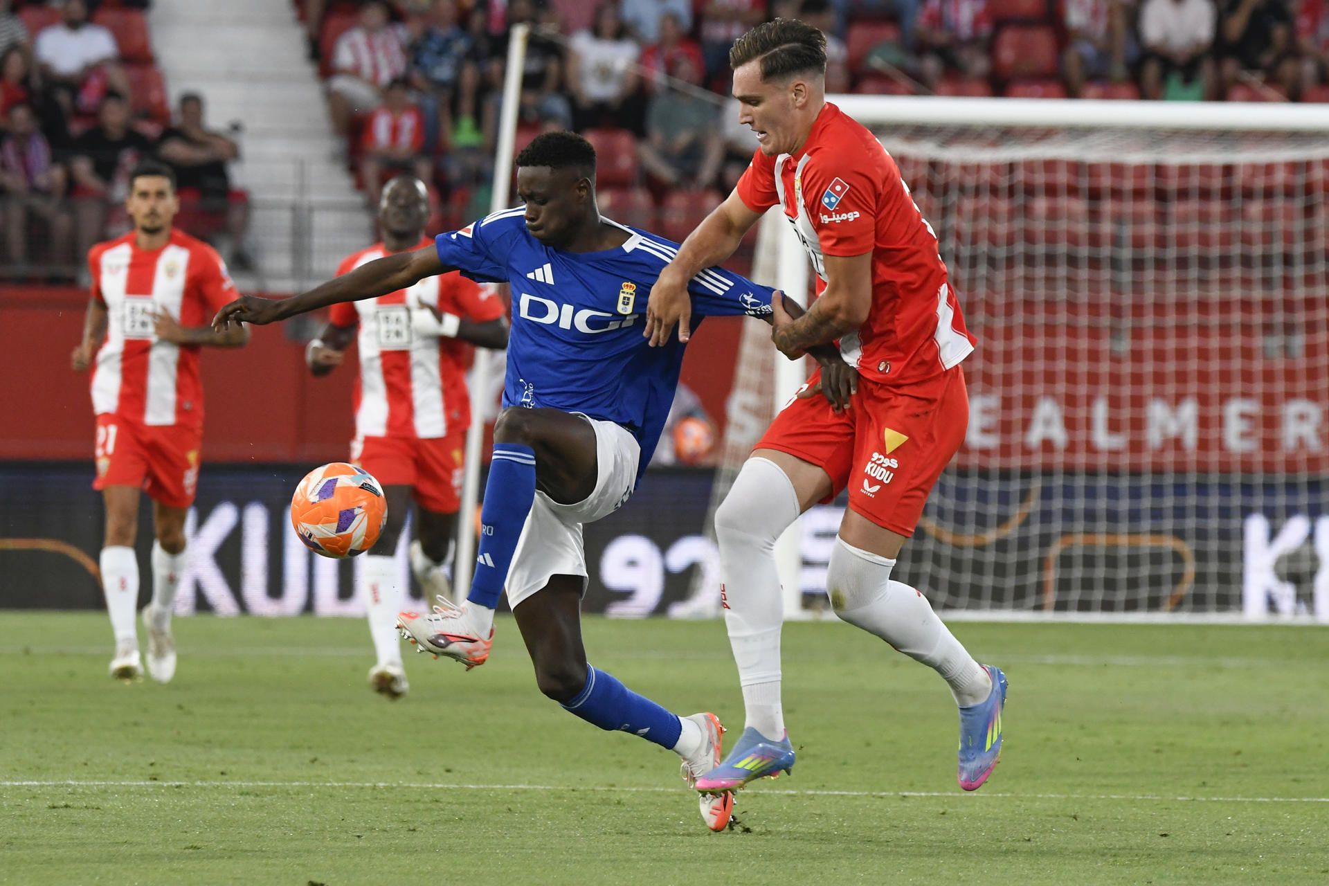 El jugador de la U.D. Almería Maretzi (d) disputa un balón con el jugador del Oviedo Rahim, durante el partido de ida de la primera eliminatoria de la fase de ascenso a Primera División que UD Almería y Real Oviedo disputaron en Almería. EFE/ Carlos Barba