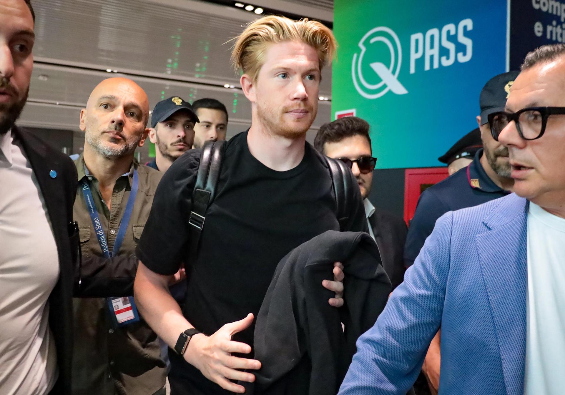 Kevin de Bruyne (c), a su llegada al aeropuerto de Fiumicino para pasar los exámenes médicos previos a su fichaje por el Nápoles. EFE/EPA/TELENEWS