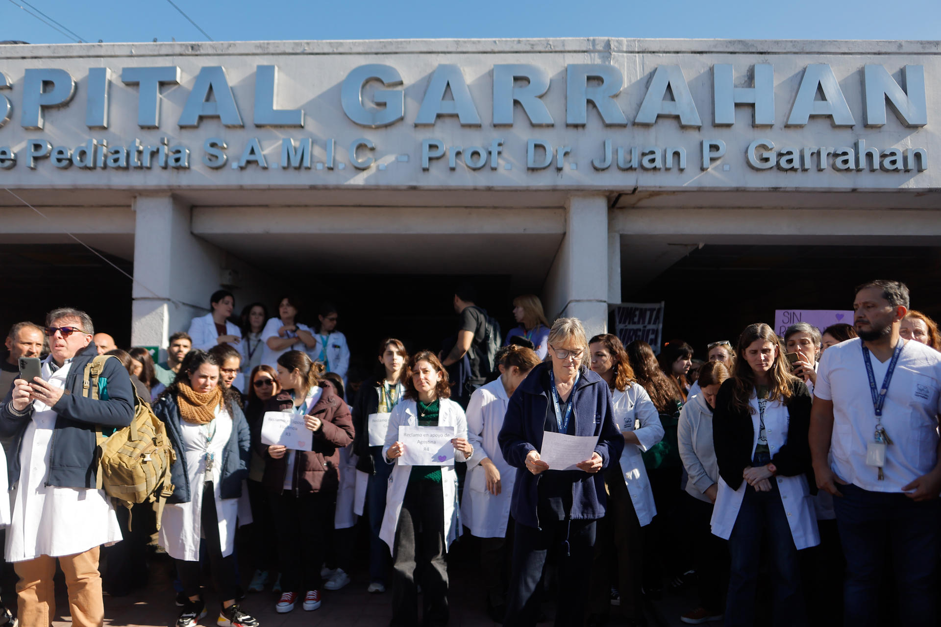 Decenas de funcionarios, médicos y pacientes fueron captados este jueves, 5 de junio, al protestar frente al Hospital Pediátrico Garraham, el mayor de Argentina en esta especialidad, en Buenos Aires (Argentina). EFE/Juan Ignacio Roncoroni
