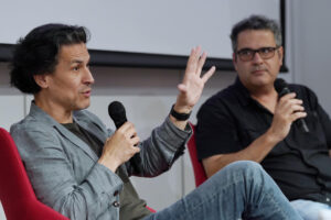 El ilustrador Tomás Hijo (d), colaborador de Guillermo del Toro y de series como 'Stranger Things', y el cineasta Rodrigo Cortés (i) ('Buried') presentan ,hoy en Valladolid, la novela gráfica 'La piedra blanca', en el marco de la segunda edición del festival de cine Pucela Fantástica (PUFA).EFE/ Nacho Gallego