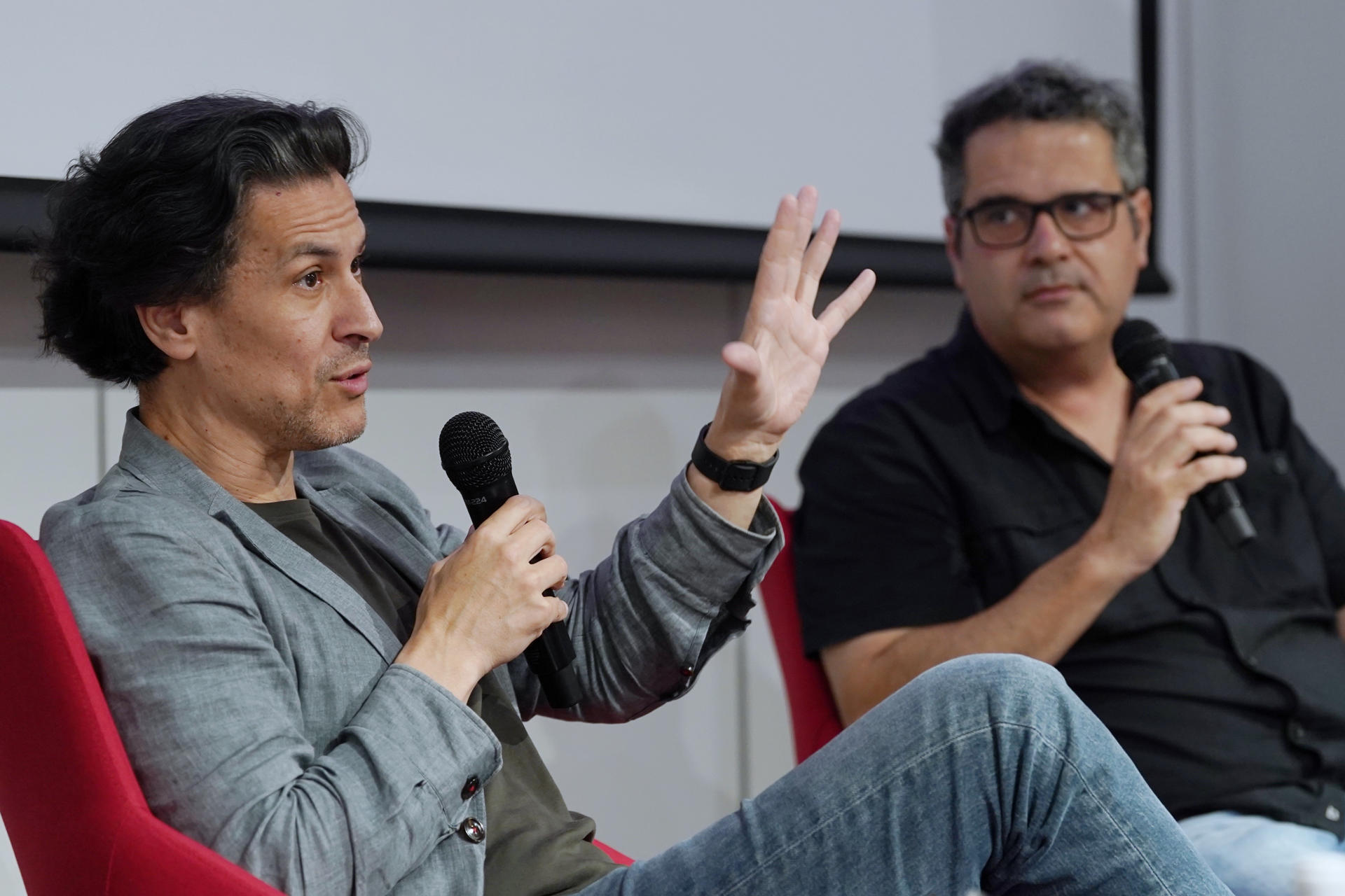 El ilustrador Tomás Hijo (d), colaborador de Guillermo del Toro y de series como 'Stranger Things', y el cineasta Rodrigo Cortés (i) ('Buried') presentan ,hoy en Valladolid, la novela gráfica 'La piedra blanca', en el marco de la segunda edición del festival de cine Pucela Fantástica (PUFA).EFE/ Nacho Gallego