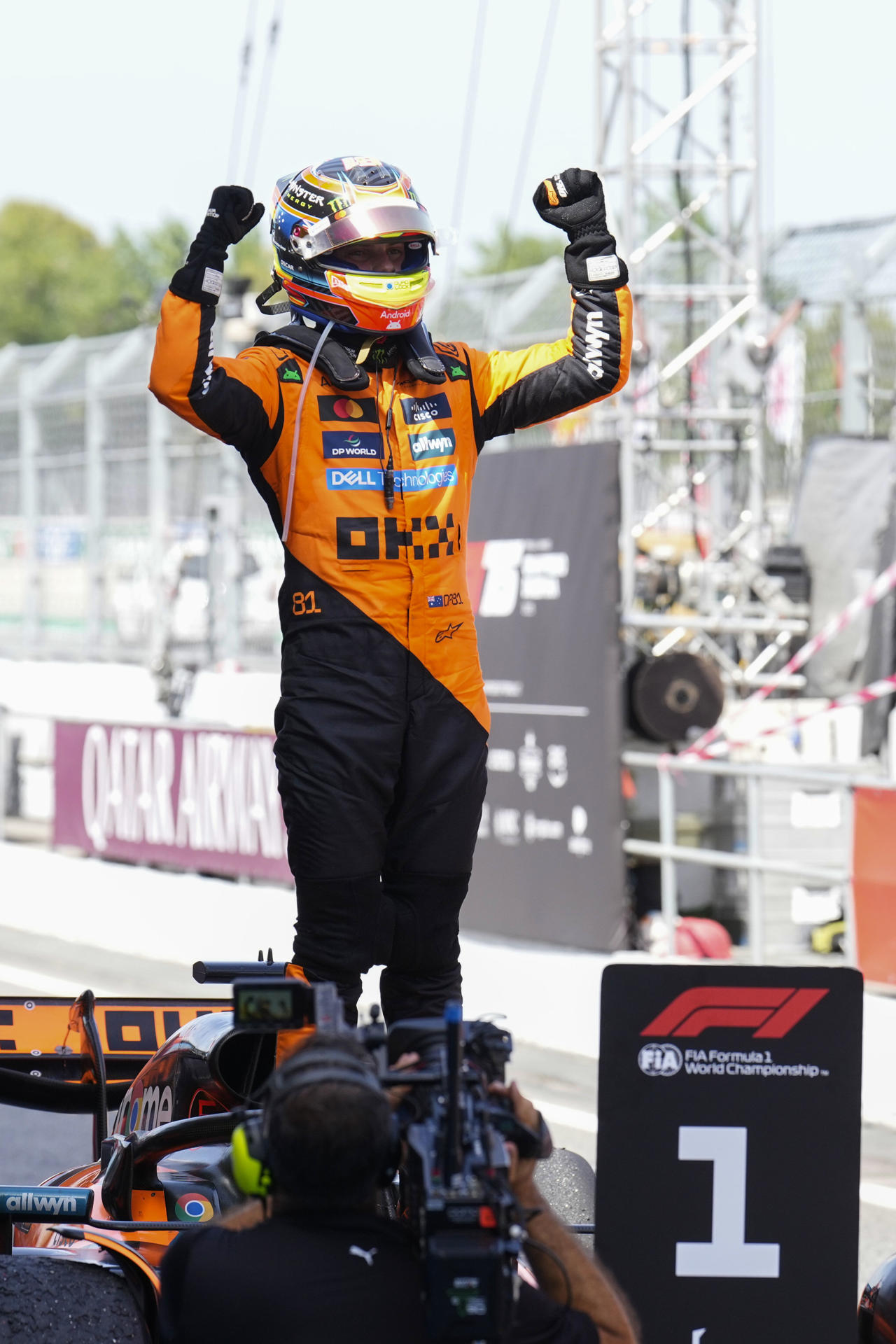 El piloto australiano del equipo McLaren Oscar Piastri, en una imagen de archivo, celebrando su victoria en el Gran Premio de España de Fórmula Uno, en el circuito de Barcelona-Cataluña, en Montmeló (Barcelona). EFE/ Alejandro Garcia