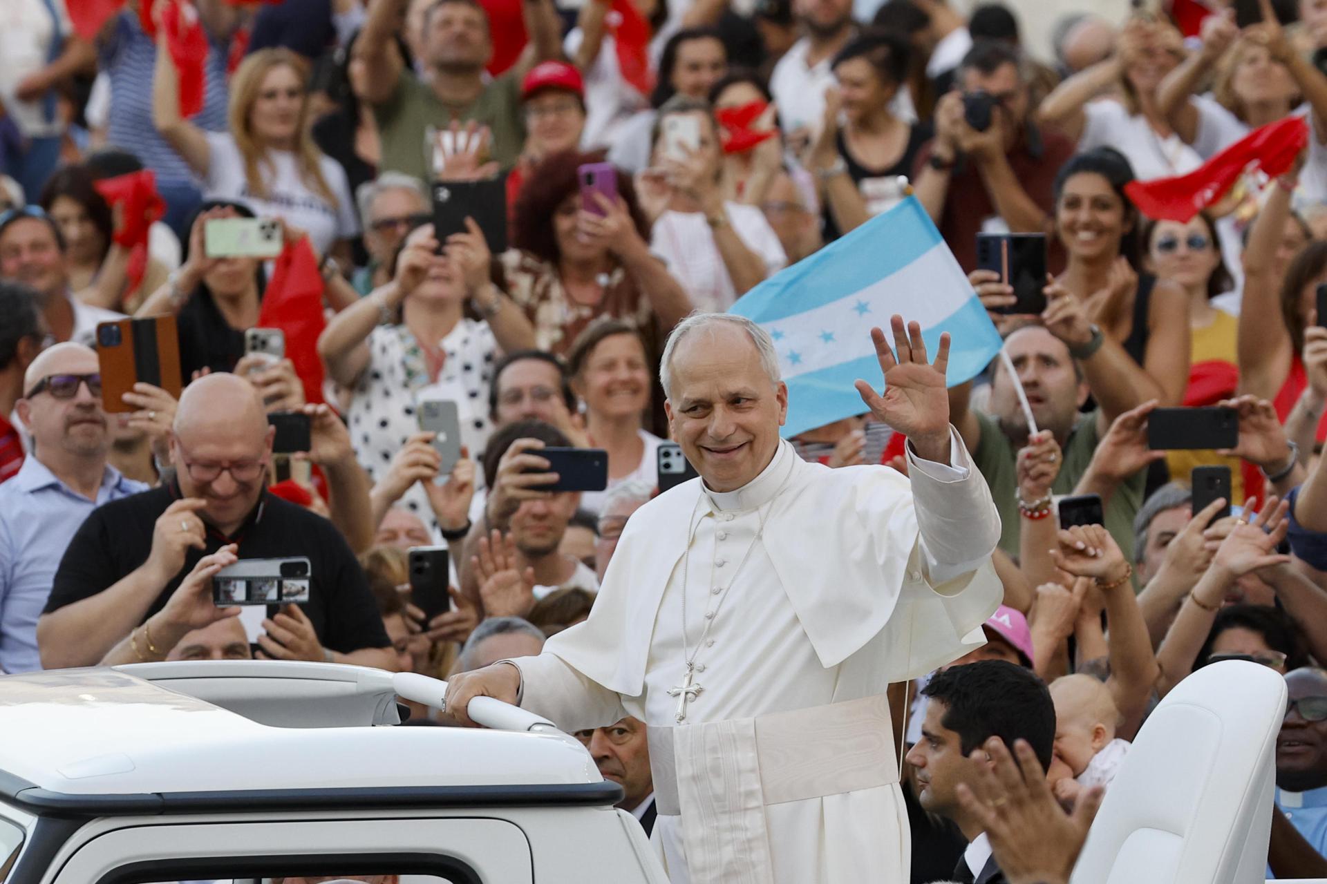 El papa León XIV saluda a los files congregados en la plaza de San Pedro del Vaticano durante la solemne vigilia de Pentecostés. EFE/EPA/FABIO FRUSTACI
