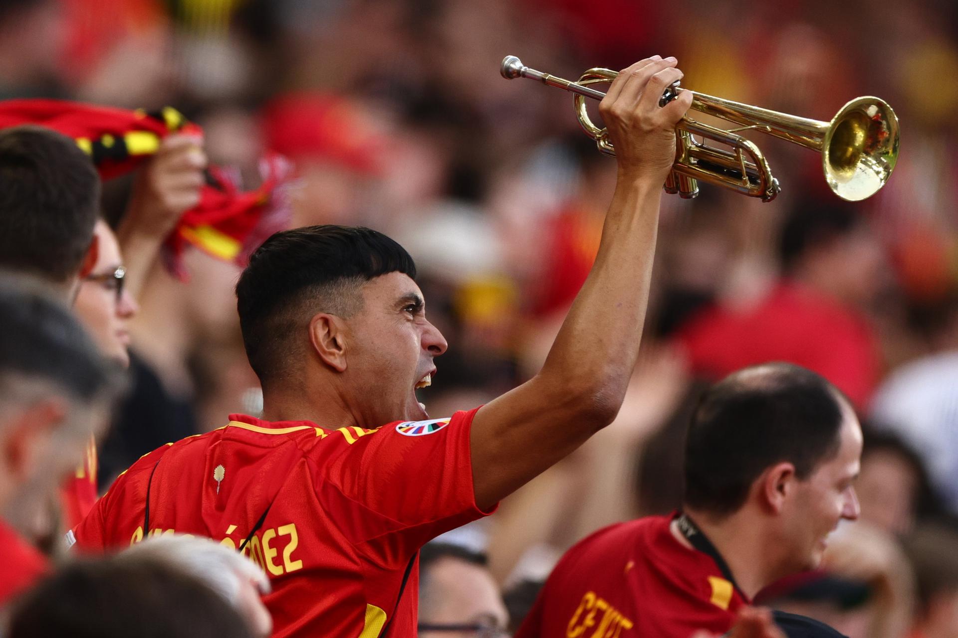 Un gran número de aficionados españoles en Stuttgart, Alemania. EFE/EPA/ANNA SZILAGYI