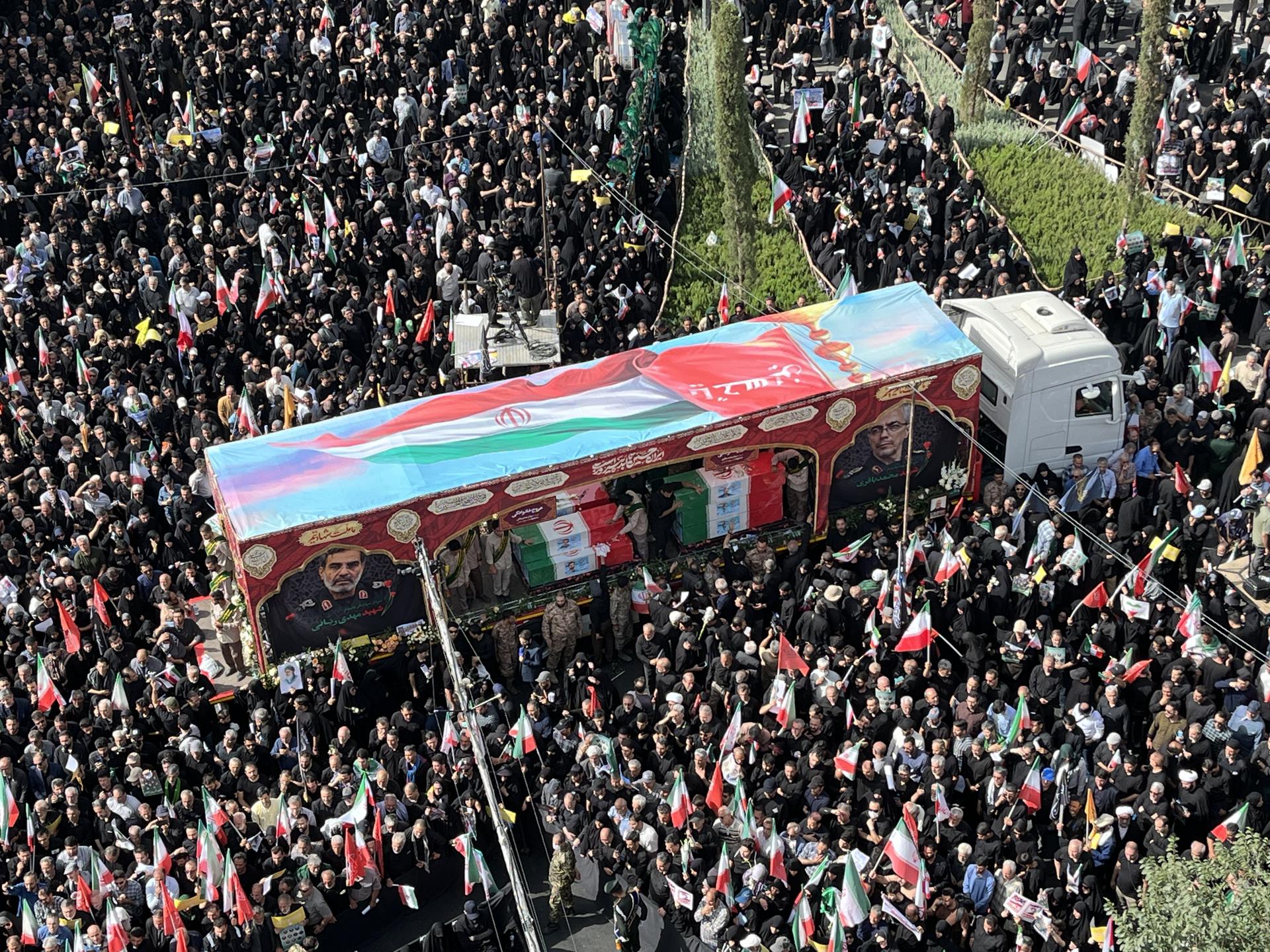Imagen de los funerales de Estado celebrados este sábado en Teherán por 60 personas, entre ellas altos cargos militares y científicos nucleares, muertas en ataques israelíes en la guerra de los 12 días, iniciada el 13 de junio. EFE/EPA/ABEDIN TAHERKENAREH