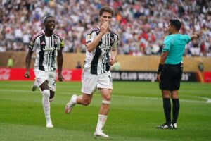 El jugador del Juventus Kenan Yildiz (C) celebra el 3-1 durante el partido del Mundial de Clubes de la FIFA 2025 entre el Juventus y el Wydad AC en Filadelfia, Pensilvania, EE.UU. EFE/EPA/WILL OLIVER