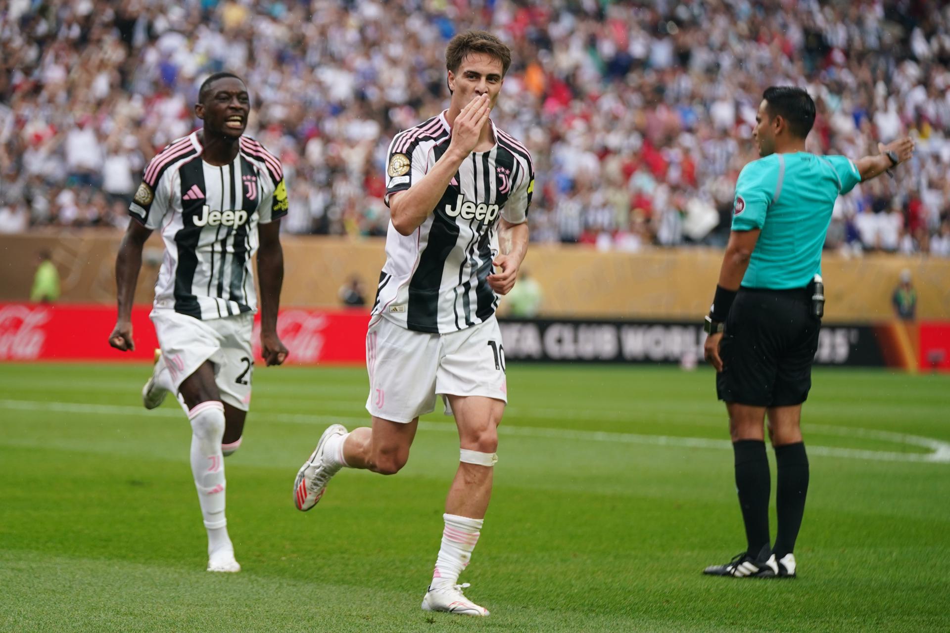El jugador del Juventus Kenan Yildiz (C) celebra el 3-1 durante el partido del Mundial de Clubes de la FIFA 2025 entre el Juventus y el Wydad AC en Filadelfia, Pensilvania, EE.UU. EFE/EPA/WILL OLIVER