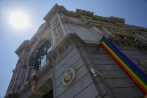 La bandera del Orgullo en la fachada del Banco de España esta semana en Madrid. EFE/ Mariscal