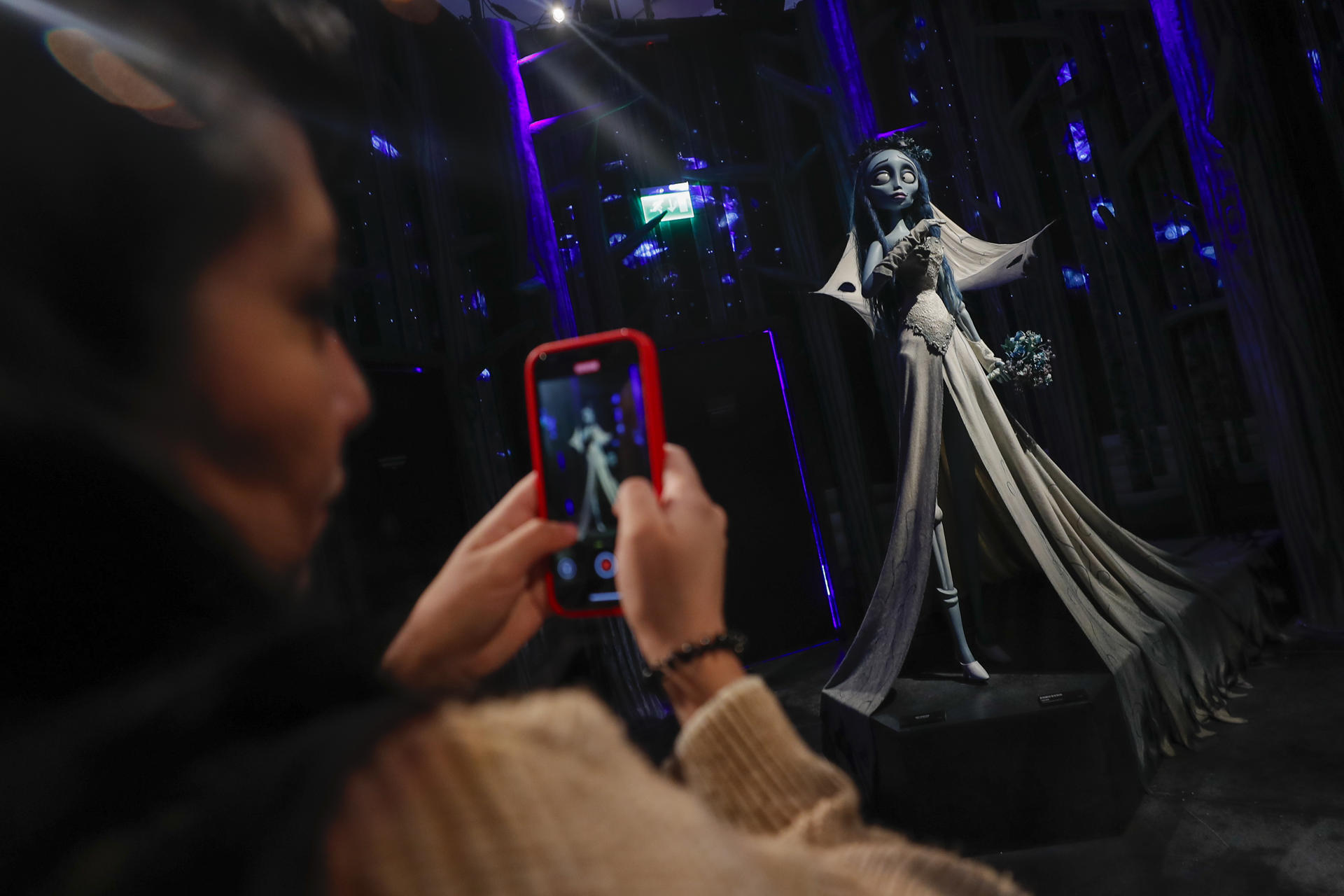 Una persona toma una fotografía de la exposición 'Tim Burton. El laberinto', durante su exhibición este miércoles, en Ciudad en México (México). EFE/ Isaac Esquivel