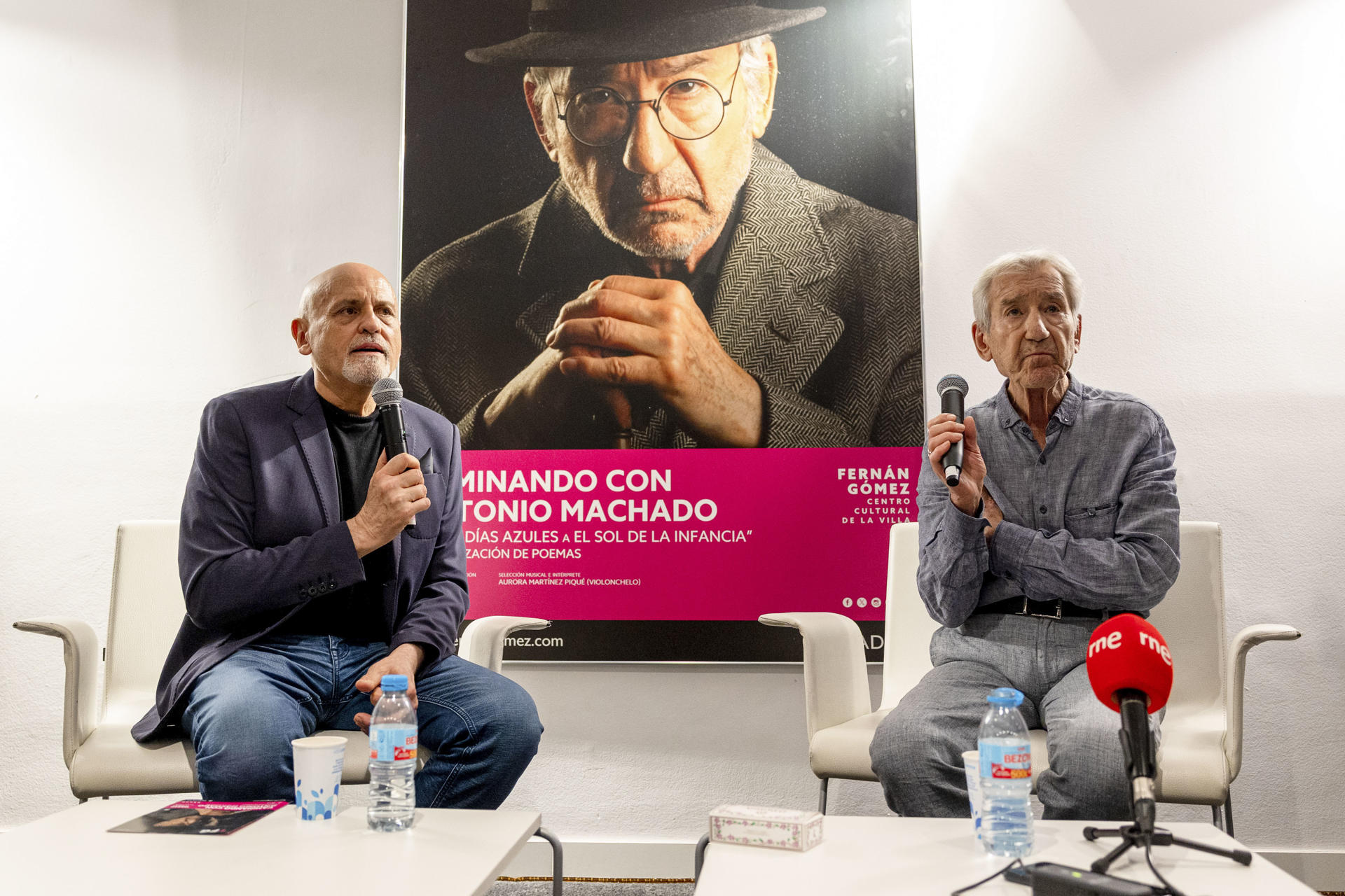 El actor José Sacristán (d), junto al director artístico del teatro Fernán Gómez, Juan Carlos Pérez de la Fuente (i), presenta el espectáculo "'Caminando con Antonio Machado. De 'Los días azules' a 'El sol de la infancia'", este martes en Madrid. EFE/ Daniel González
