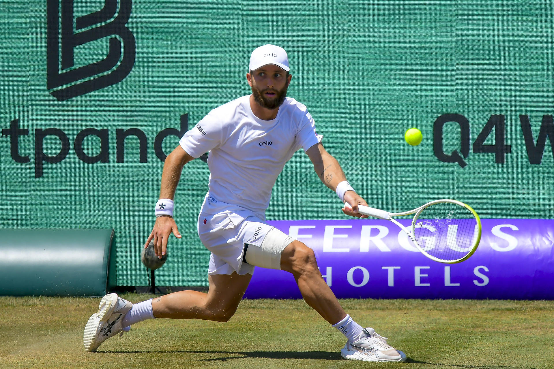 El tenista francés Corentin Moutet ante el neerlandés Tallon Griekspoor durante la final del torneo ATP Mallorca Championships, este viernes en Santa Ponsa (Mallorca). EFE/ Miquel A. Borrás