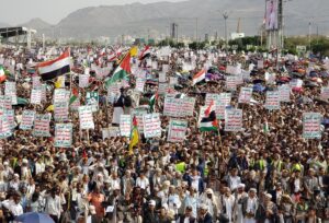 Saná, 20 jun (EFE).- Miles de personas, en su mayoría partidarios de los rebeldes yemeníes hutíes, marcharon este viernes en una multitudinaria concentración en la capital Saná convocada por el líder de ese grupo, Abdelmalek al Huti, en apoyo a Irán y Palestina y en rechazo a los ataques de Israel.EFE/EPA/YAHYA ARHAB