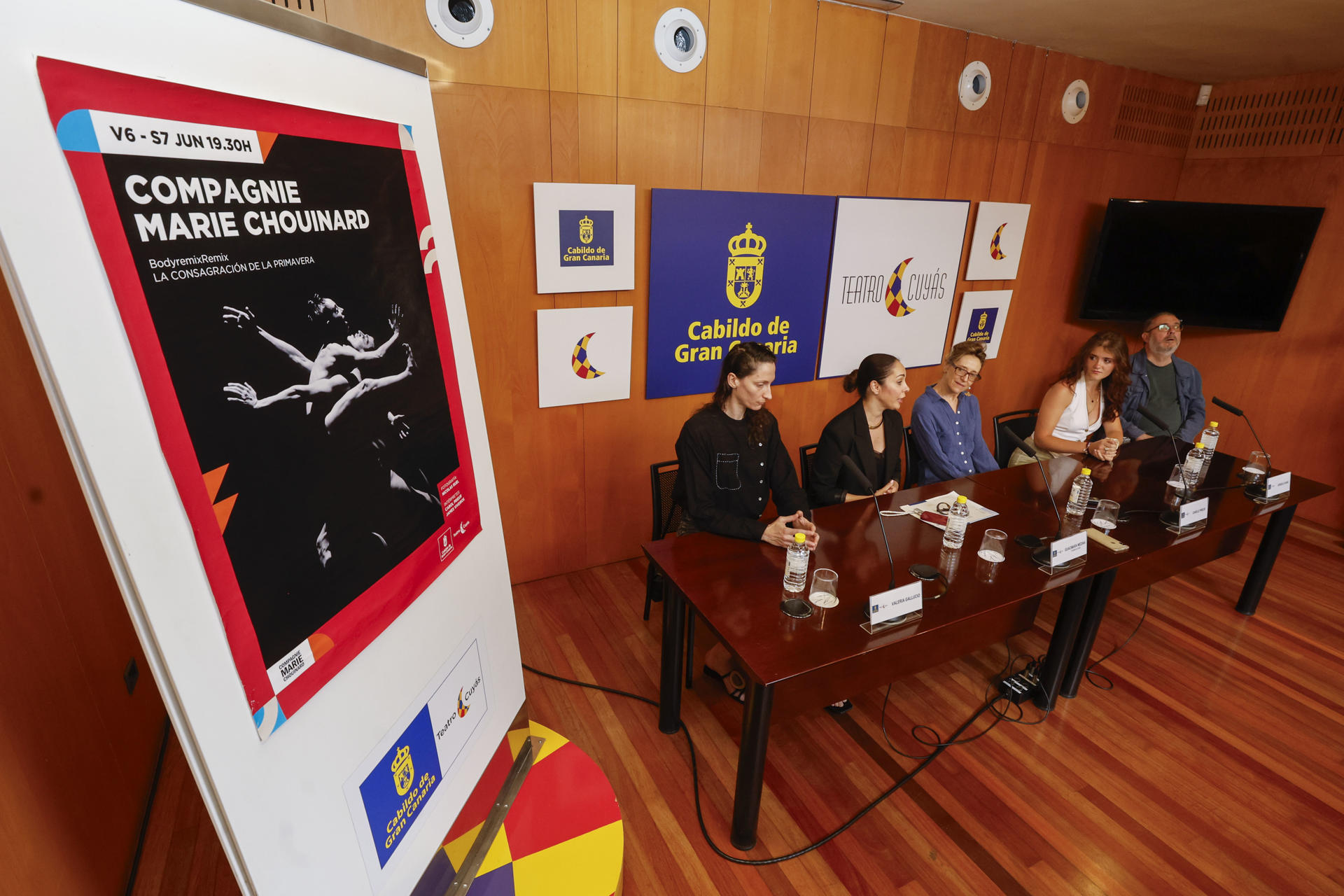 Las bailarinas Carole Prieur (3i) y Valeria Galluccio (i) presentaron este jueves en rueda de prensa las obras de danza contemporánea 'BodyremixRemix' y 'La consagración de la primavera', que se representarán en el Teatro Cuyás este viernes y sábado. EFE/ Elvira Urquijo A.