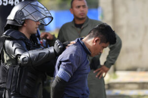Un hombre al ser arrestado el pasado 16 de junio, durante una protesta en una carretera cerca de la localidad de Almirante, en la provincia de Bocas del Toro (Panamá). EFE/Bienvenido Velasco