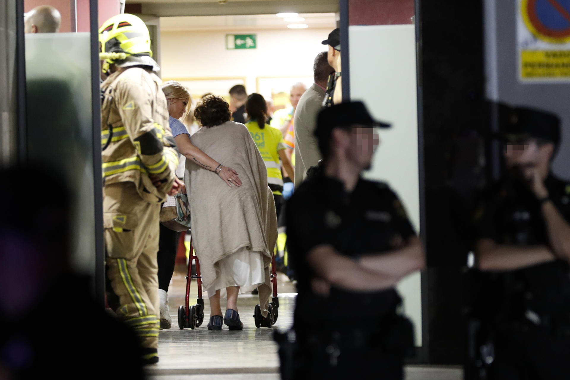 Un hombre de 93 años ha fallecido a causa de una explosión registrada en una residencia de ancianos de Zaragoza, han informado fuentes del ayuntamiento de la capital aragonesa. La explosión en la residencia DomusVi ha tenido lugar en torno a las 23.00 horas en la parte baja del edificio, ubicado en la calle Salvador Allende de Zaragoza, y a partir de ese momento se ha generado mucho humo y la residencia ha sido desalojada. Los Bomberos de Zaragoza han desplazado al lugar de los hechos una ambulancia, una bomba urbana ligera, una bomba pesada, autoescalas automáticas y un vehículo de apoyo sanitario. EFE/Javier Belver