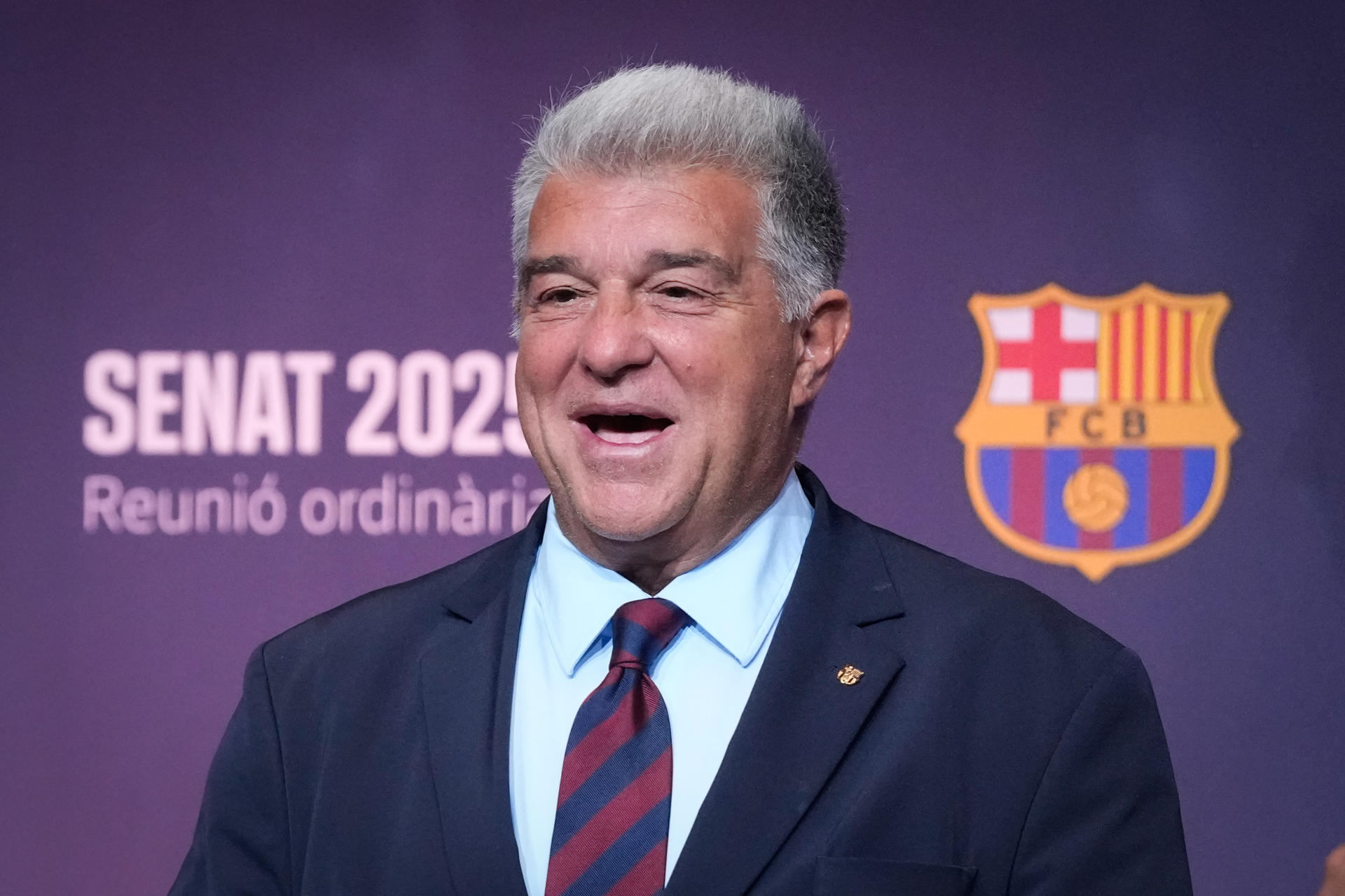 El presidente del FC Barcelona, Joan Laporta, durante su intervención en la reunión ordinaria del Senado del club catalán, un órgano colegiado y honorífico de carácter consultivo, integrado por miles de socios y socias con más antigüedad en el Club, que se ha celebrado este miércoles en el Auditorio 1899 del Spotify Camp Nou. EFE/Enric Fontcuberta