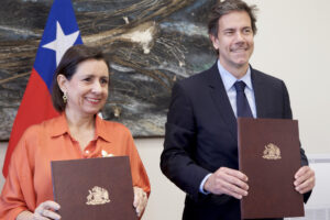 La presidenta del Directorio de Desarrollo País, Luz Granier (i), posa junto al director de Infraestructuras de Telecomunicaciones de Google, Cristian Ramos, este miércoles en Santiago (Chile). EFE/ Javier Martín
