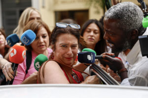 La militante socialista Leire Díez sale este martes, de la sede del PSOE en la calle Ferraz de Madrid. Leire Díez ha comparecido este martes durante cerca de dos horas en la sede del PSOE en Madrid, donde se ha reunido con los servicios jurídicos del partido para dar explicaciones sobre los audios en los que se le escucha pedir información comprometedora sobre la UCO, y tras ello ha convocado una rueda de prensa para mañana. EFE/ Rodrigo Jiménez