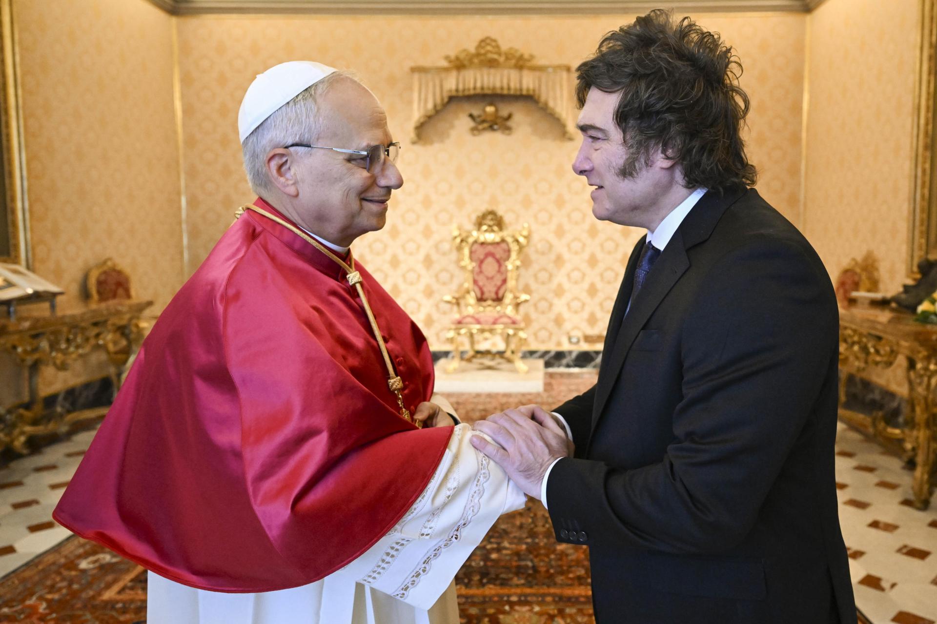 Una imagen proporcionada por Vatican Media muestra al Papa León XIV con el presidente de Argentina, Javier Milei, en la Ciudad del Vaticano, el 7 de junio de 2025. (Papa)
EFE/EPA/VATICAN MEDIA HANDOUT USO EDITORIAL SOLAMENTE/NO VENTAS