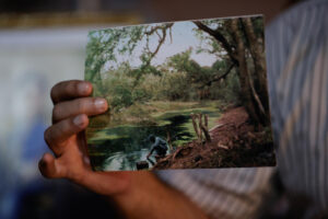 El diseñador gráfico Hugo Gunsett sostiene una fotografía durante una entrevista con EFE este miércoles, en Asunción (Paraguay). EFE/ Juan Pablo Pino