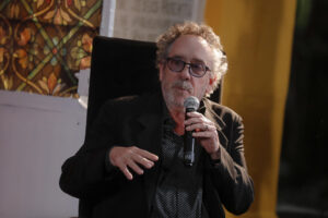 El cineasta estadounidense Tim Burton participa este martes, en una Master Class en el Panteón Dolores, en Ciudad en México (México). EFE/ Isaac Esquivel