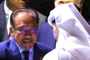 Fotografía de archivo, tomada el 16/06/2025, que muestra al primer ministro de Malasia, Anwar Ibrahim, durante la ceremonia de apertura de la Conferencia de Energía de Asia en Kuala Lumpur. EFE/EPA/FAZRY ISMAIL
