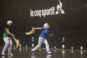 Un momento del partido entre las selecciones de España y Euskadi en la tercera jornada de la I Liga de Naciones de cesta punta en frontón de 54 metros, primer torneo oficial en el que competirá el combinado vasco tras su reconocimiento internacional, este miércoles en Gernika, Bizkaia. EFE/Luis Tejido