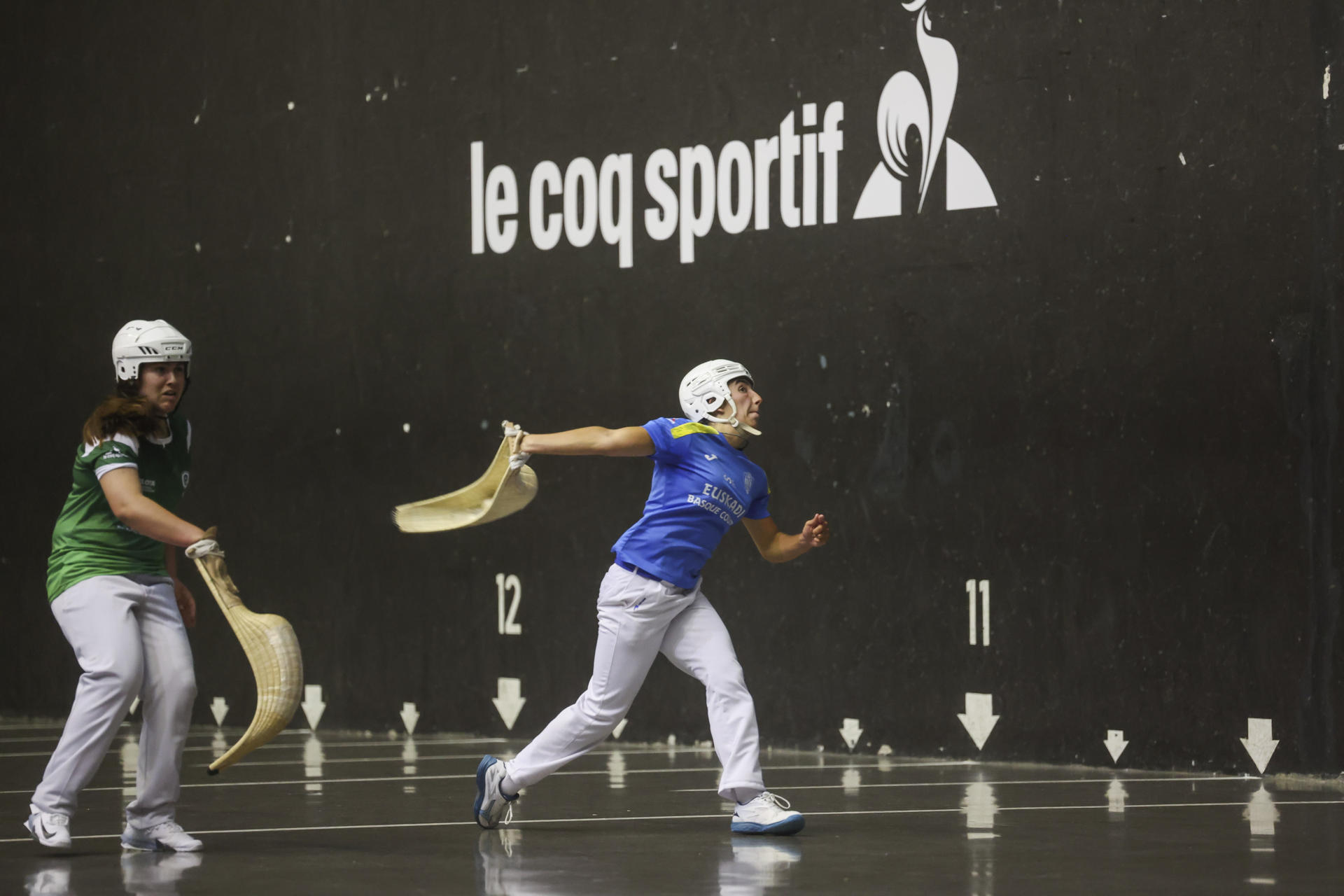 Un momento del partido entre las selecciones de España y Euskadi en la tercera jornada de la I Liga de Naciones de cesta punta en frontón de 54 metros, primer torneo oficial en el que competirá el combinado vasco tras su reconocimiento internacional, este miércoles en Gernika, Bizkaia. EFE/Luis Tejido