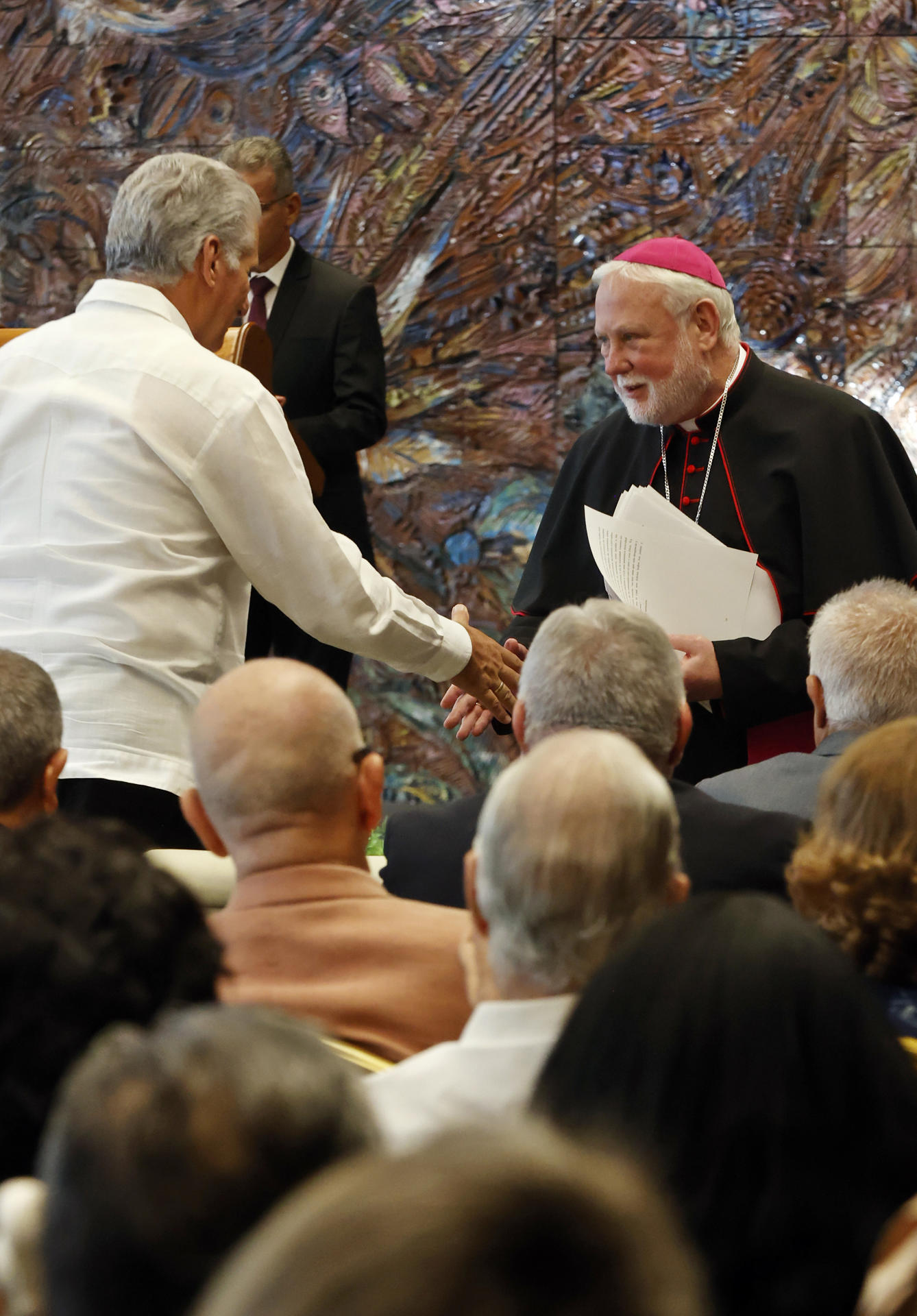 El presidente de Cuba, Miguel Díaz-Canel (i), saluda al secretario del Vaticano para las relaciones con los estados y los organismos internacionales, Paul Richard Gallagher, este 5 de junio de 2025, en La Habana (Cuba). EFE/ Ernesto Mastrascusa