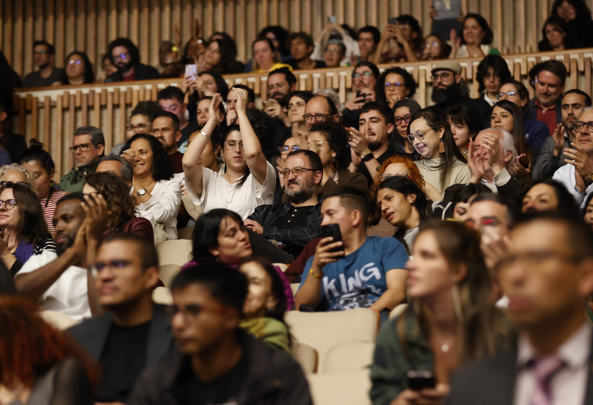 Personas asisten a la X Conferencia Latinoamericana y Caribeña de Ciencias Sociales este lunes, en Bogotá (Colombia). EFE/Mauricio Dueñas Castañeda