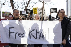 Fotografía de archivo de una manifestación en apoyo del estudiante graduado de la Universidad de Columbia Mahmoud Khalil durante una audiencia sobre su caso de deportación en un tribunal federal en Newark, Nueva Jersey, EE.UU., el 28 de marzo de 2025. EFE/EPA/Justin Lane