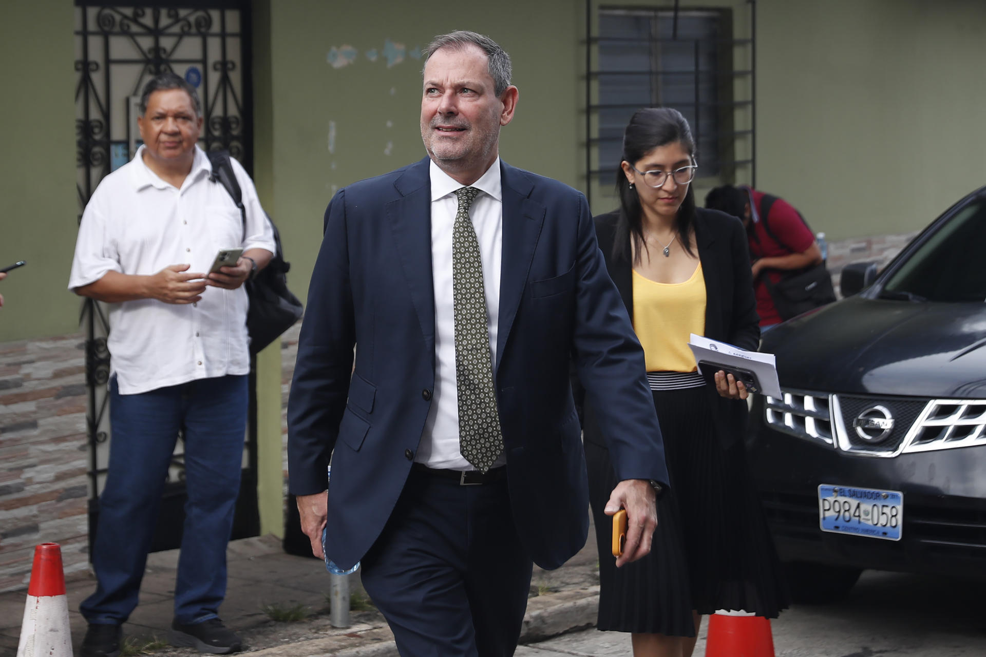 El embajador de Países Bajos en El Salvador, Arjen van den Berg (c), llega al juicio por el crimen de varios periodistas holandeses, en Chalatenango (El Salvador). EFE/ Rodrigo Sura
