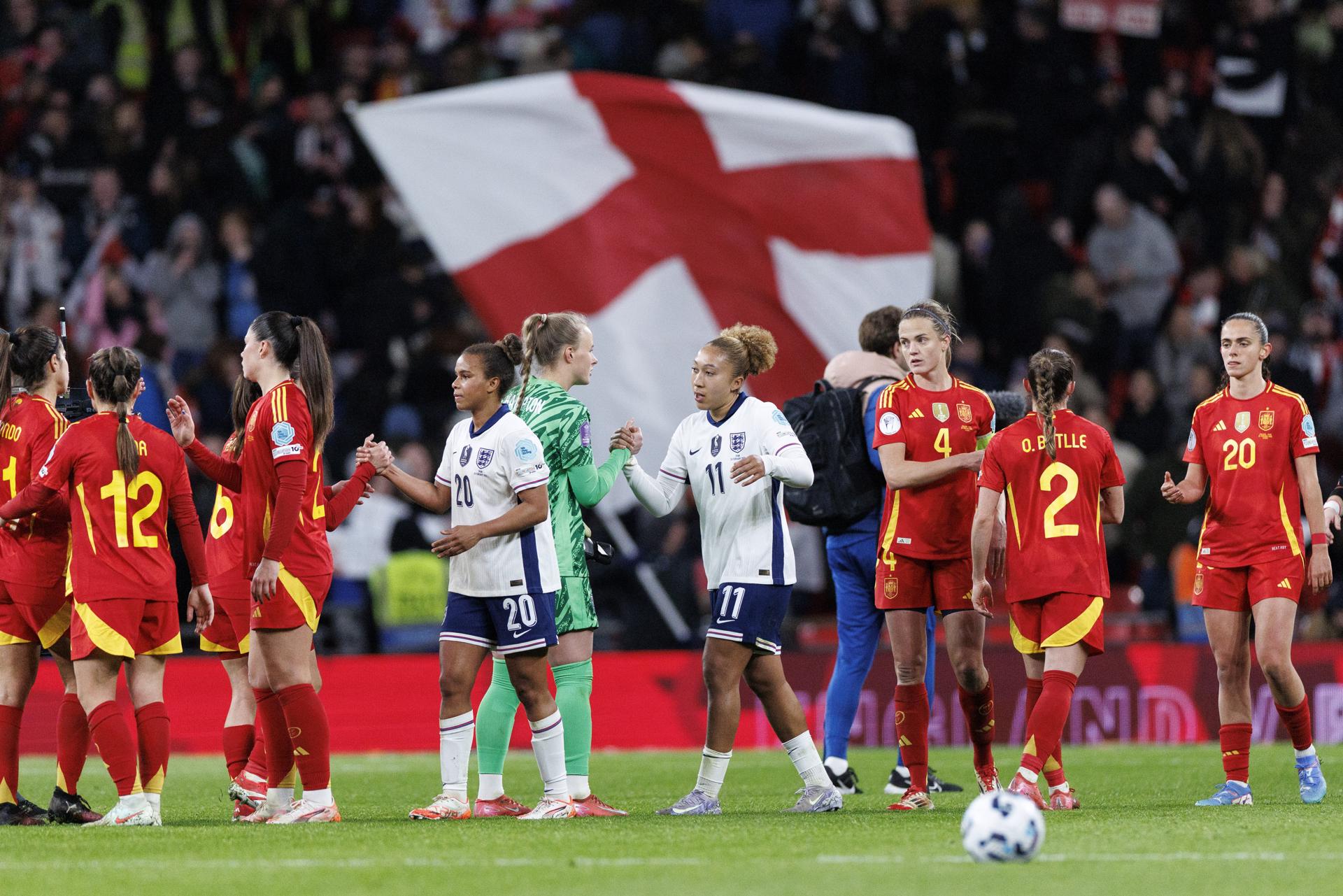 Las jugadoras de España e Inglaterra se saludan a la finalización del partido de la Liga de Naciones que jugaron el pasado mes de febrero en el estadio de Wembley, Londres Reino Unido en foto de archivo de TOLGA AKMEN. EFE