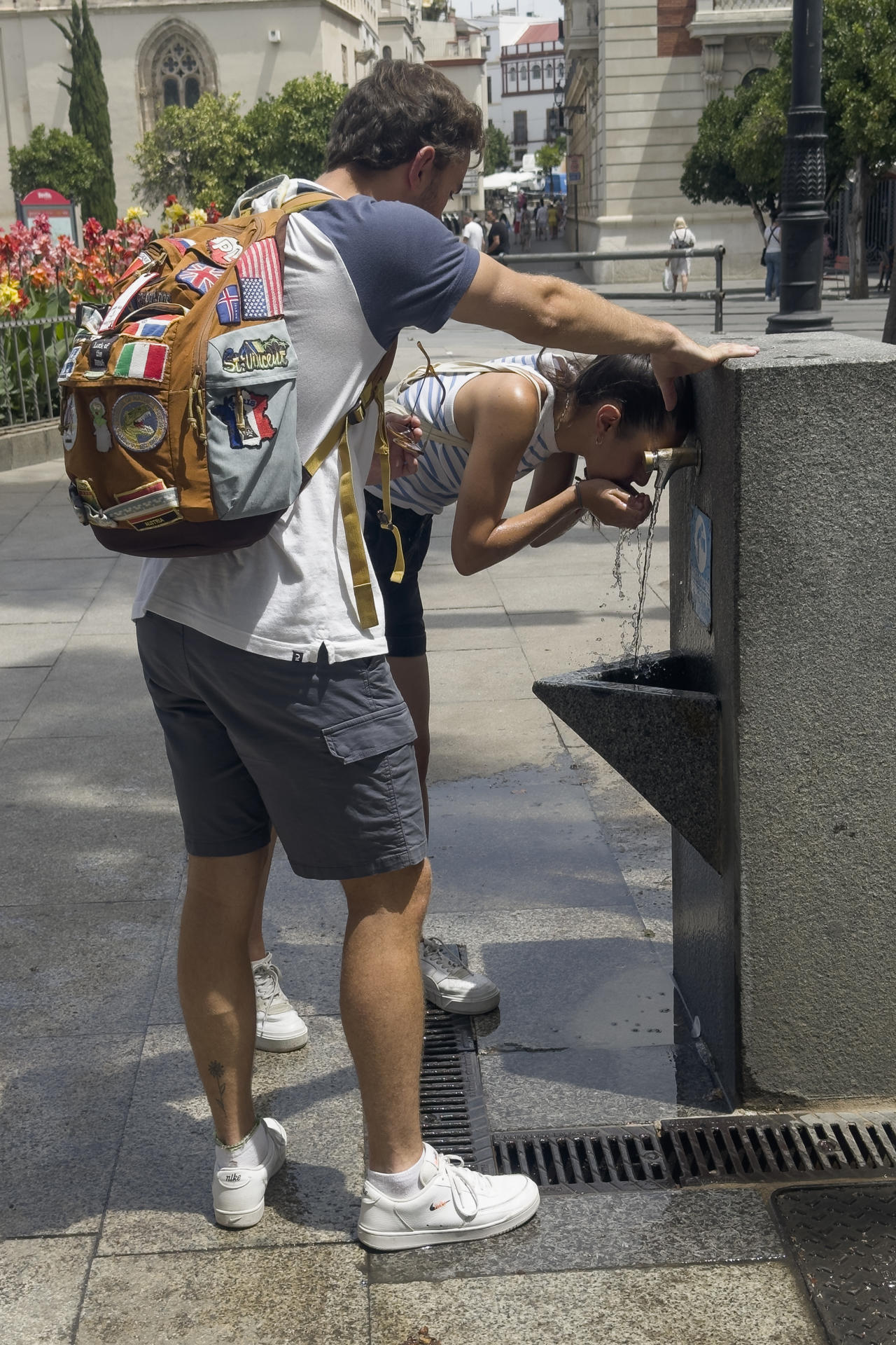 Un hombre se refresca en una fuente este sábado en Sevilla. Catorce comunidades están este sábado en alerta por temperaturas excepcionalmente altas en el día de inicio de la primera ola de calor del verano en España. EFE/ David Arjona
