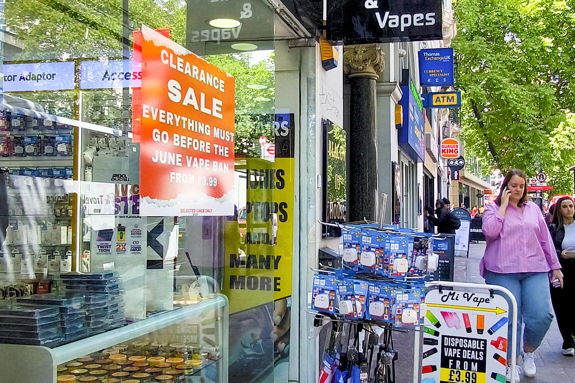 Vista de una tienda de venta de vapeadores en Londres (Reino Unido). A partir del 1 de junio de 2025, el Reino Unido prohibirá la venta y suministro de vapeadores desechables, una medida con la que las autoridades sanitarias tratarán de reducir el acceso de los jóvenes al vapeo y los residuos que generan estos dispositivos. EFE/Guillermo Garrido
