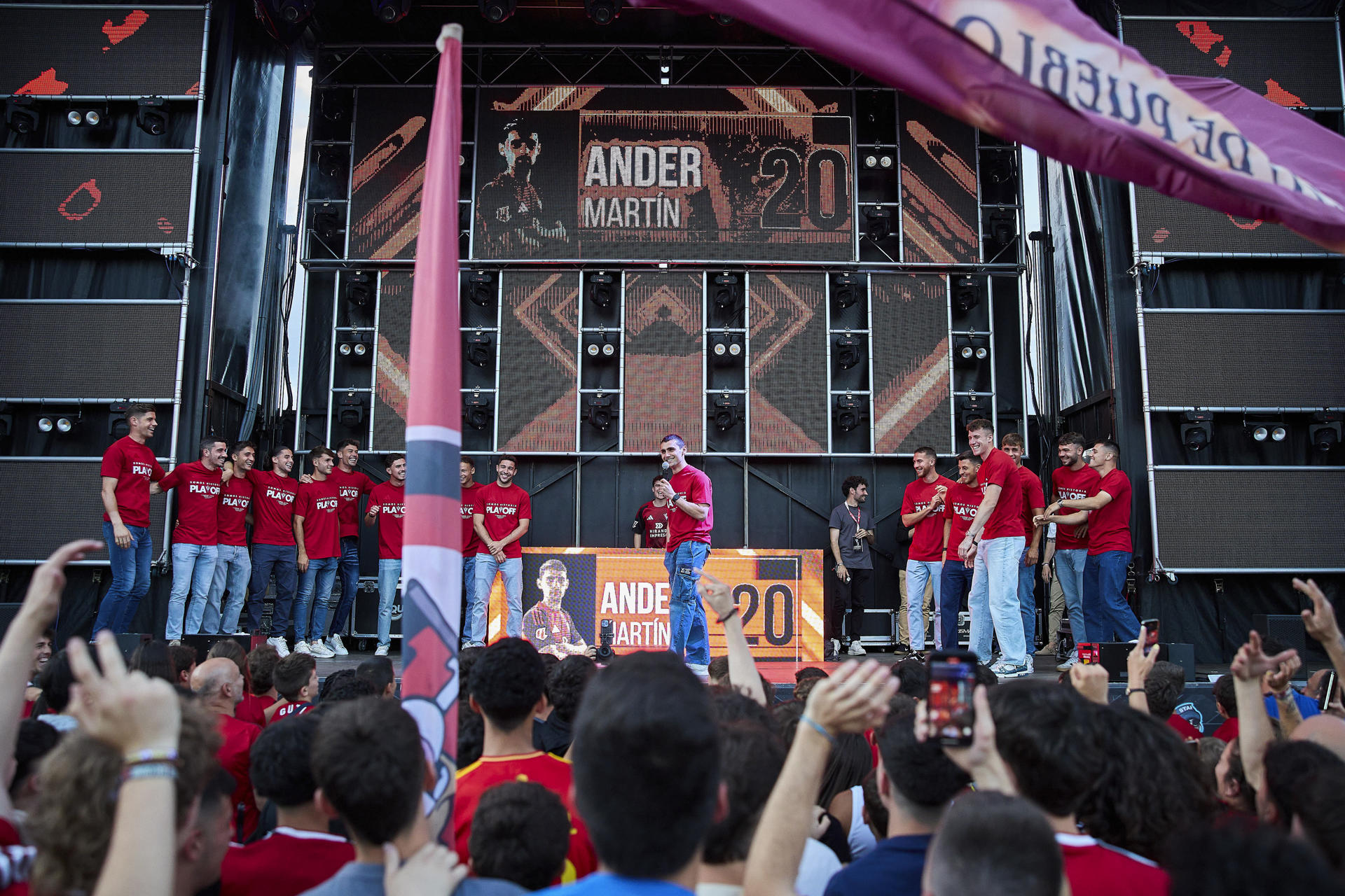 Miranda de Ebro ha vivido este jueves una tarde para el recuerdo con una localidad volcada con su equipo, el Club Deportivo Mirandés, que por primera vez disputará el 'playoff' de ascenso, logro celebrado por más de 2.000 aficionados rojillos. EFE/David Pérez
