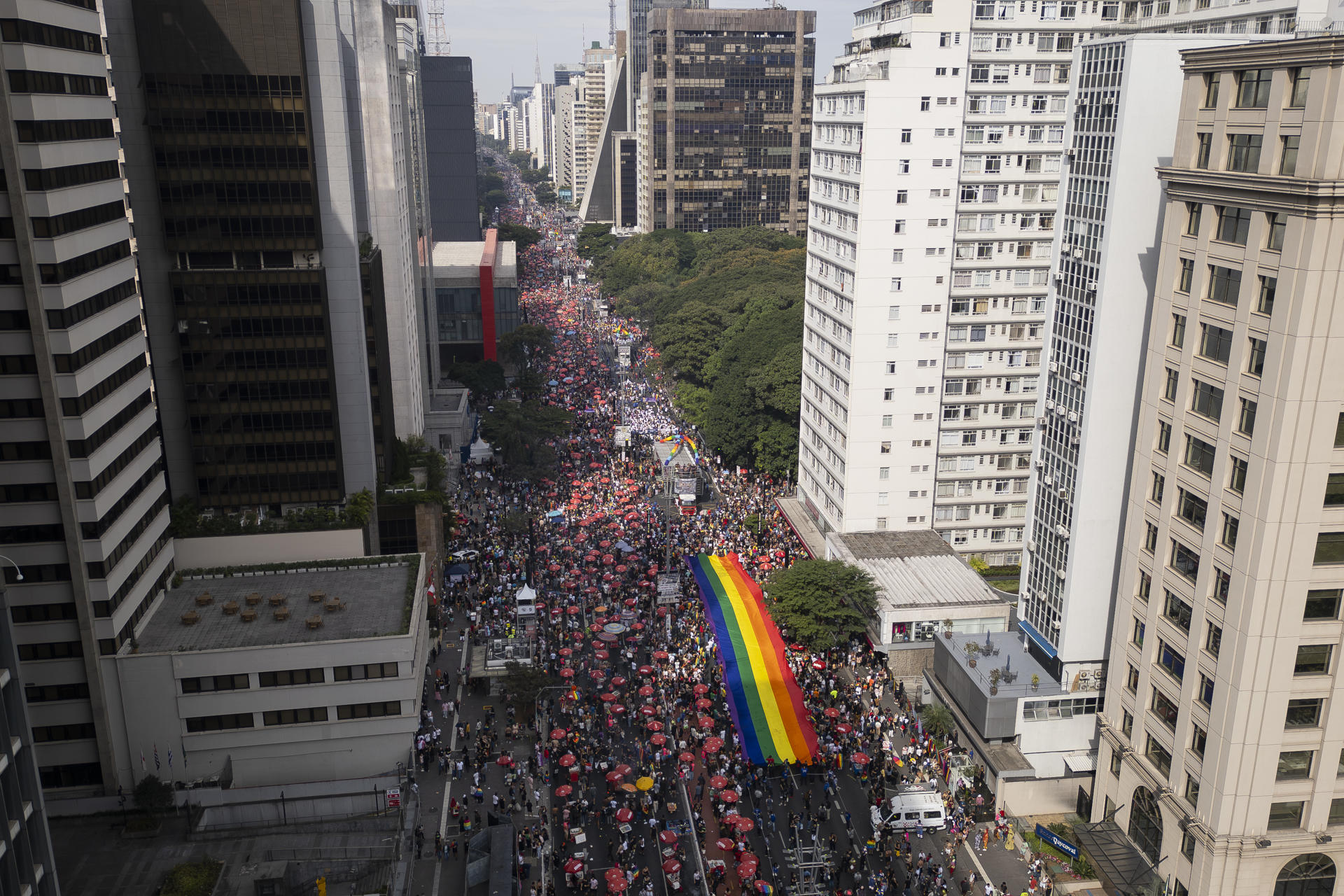 Fotografía aérea que muestra la Marcha del Orgullo este domingo, en la Avenida Paulista de São Paulo (Brasil). EFE/ Isaac Fontana