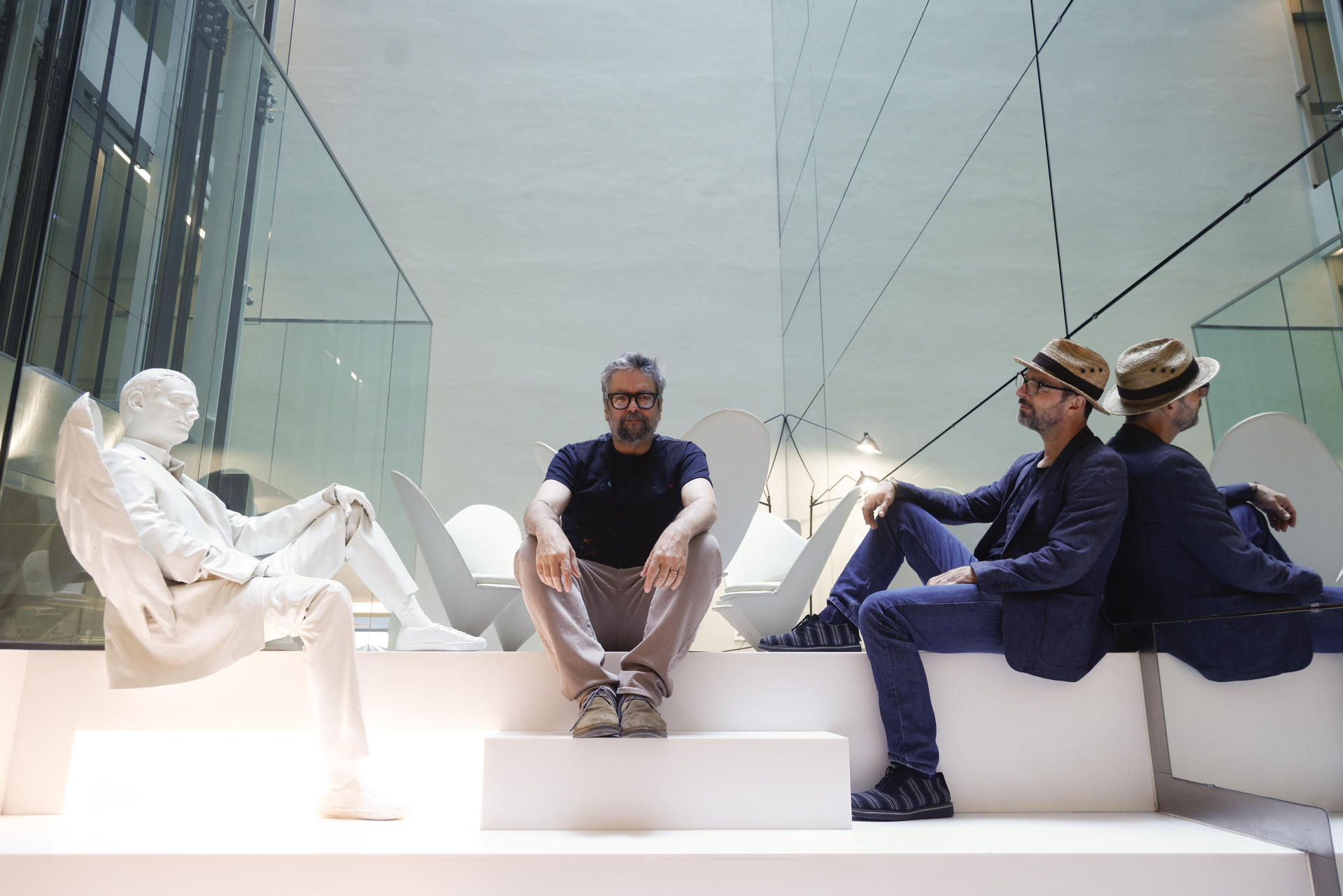 El músico argentino Kevin Johansen (d) y su compatriota Liniers (i), dibujante e ilustrador, se unen de nuevo en 'Desde que te Madrid', un disco resultado de la grabación de su concierto compartido en la capital española, sobre el que ambos explican a EFE que "una buena canción está repleta de imágenes y un buen cuadro, de ruido". EFE/ Quique García
