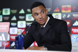 El futbolista inglés Trent Alexander-Arnold, durante su presentación como nuevo jugador del Real Madrid. El inglés, procedente del Liverpool, firmó un contrato que le liga al club blanco hasta el 30 de junio de 2031 y su dorsal será el 12, el número que ya lucirá en el Mundial de Clubes. EFE/ Chema Moya